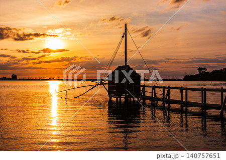 夕焼けに染まる穏やかな東郷湖の夕景 夕焼けに染まる穏やかな東郷湖の夕景 140757651