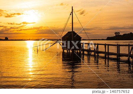 夕焼けに染まる穏やかな東郷湖の夕景 夕焼けに染まる穏やかな東郷湖の夕景 140757652