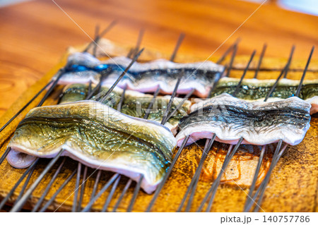 【#グルメ】串に刺したうなぎの仕込み 【#グルメ】串に刺したうなぎの仕込み 140757786