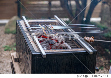 【#グルメ】炭火で焼くうなぎの蒲焼き 140757821