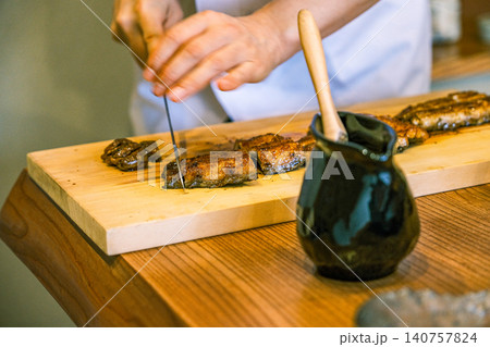 【#グルメ】うなぎを切る料理人の手元 【#グルメ】うなぎを切る料理人の手元 140757824