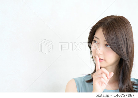 口元に手を当てる日本人女性 口元に手を当てる日本人女性 140757867