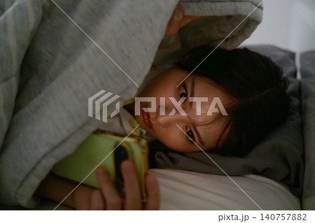 スマホ依存で不眠症に悩む日本人女性 スマホ依存で不眠症に悩む日本人女性 140757882