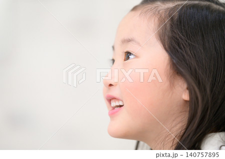 笑顔で見つめる日本人の女の子 笑顔で見つめる日本人の女の子 140757895
