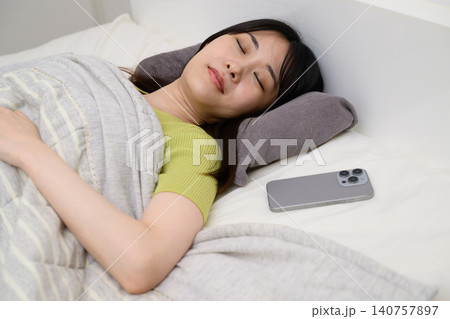 ベッドで眠る日本人女性 ベッドで眠る日本人女性 140757897