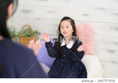 母親と受験練習をする日本人の女の子 母親と受験練習をする日本人の女の子 140757910