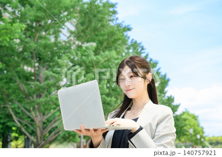 ノートパソコンを持つ日本人女性 ノートパソコンを持つ日本人女性 140757921