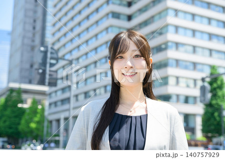 ビル街に立つ日本人女性 140757929