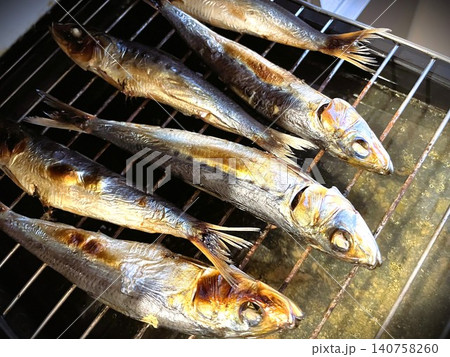 めざし(丸干し)が焼けた15 めざし(丸干し)が焼けた15 140758260