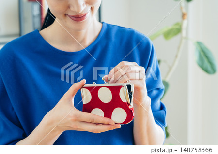 財布を持つ若い女性の手元 財布を持つ若い女性の手元 140758366