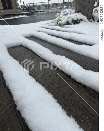 雪が積もったアプローチの冬景色 雪が積もったアプローチの冬景色 140758920