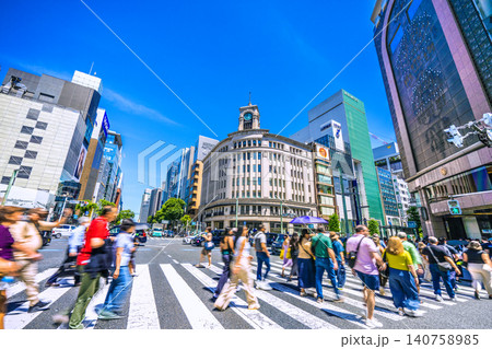日本の東京都市景観6月。インバウンド続く…外国人観光客らで賑わう銀座…マスク姿の日本人…=17日 日本の東京都市景観6月。インバウンド続く…外国人観光客らで賑わう銀座…マスク姿の日本人…=17日 140758985