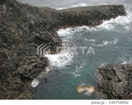 済州島の大浦柱状節理帯の入り江 済州島の大浦柱状節理帯の入り江 140758992