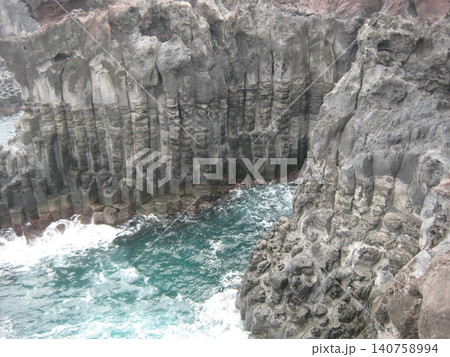 済州島の大浦柱状節理帯の断崖 済州島の大浦柱状節理帯の断崖 140758994
