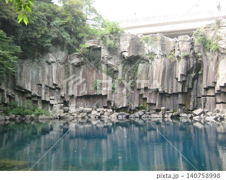 済州島の天帝淵瀑布の柱状節理と青い川面 済州島の天帝淵瀑布の柱状節理と青い川面 140758998