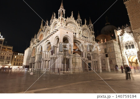 イタリア ヴェネツィア旧市街 サン・マルコ寺院の夜景 イタリア ヴェネツィア旧市街 サン・マルコ寺院の夜景 140759194