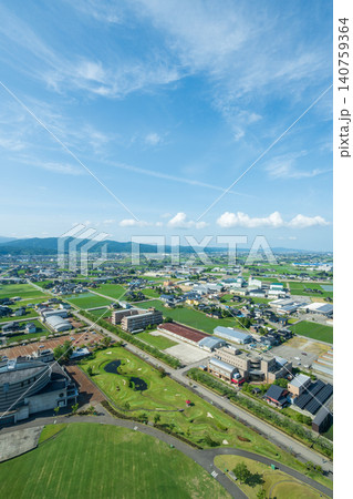 月の富山県小矢部市 縦位置で見るクロスランドおやべ周辺施設と平野 / Vertical view o 月の富山県小矢部市 縦位置で見るクロスランドおやべ周辺施設と平野 / Vertical view o 140759364