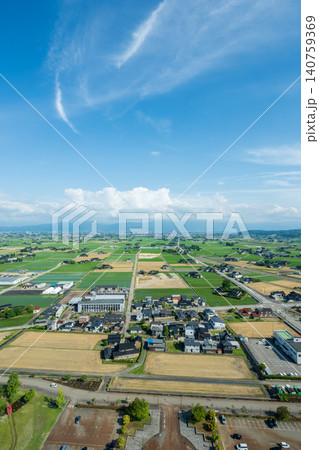 5月の富山県小矢部市 縦位置で広がる砺波平野の田園風景 / Vertical view of rur 140759369