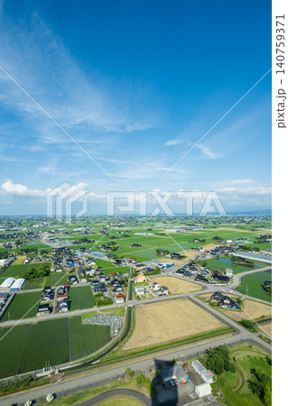 5月の富山県小矢部市 縦位置で見るタワーの影と砺波平野の絶景 / Tower shadow and 5月の富山県小矢部市 縦位置で見るタワーの影と砺波平野の絶景 / Tower shadow and 140759371