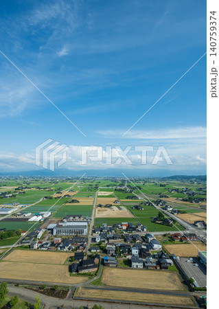 5月の富山県小矢部市 夏を思わせる青空と砺波平野の美しい散居村 / Beautiful Tonami 5月の富山県小矢部市 夏を思わせる青空と砺波平野の美しい散居村 / Beautiful Tonami 140759374