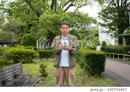 スマホを操作する男性 140759407