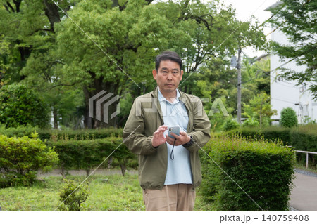 スマホを操作する男性 スマホを操作する男性 140759408