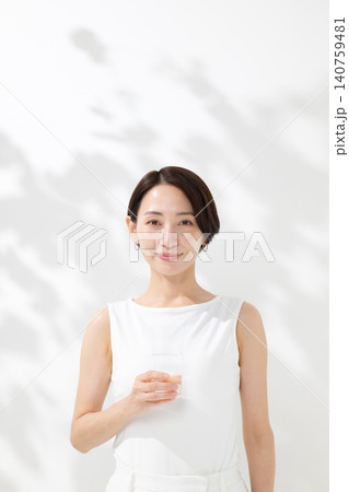 水を飲む女性 140759481