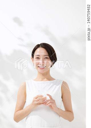 水を飲む女性 水を飲む女性 140759482
