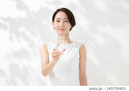 水を飲む女性 140759483
