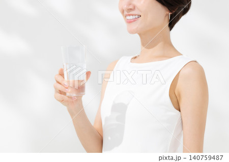 水を飲む女性 140759487