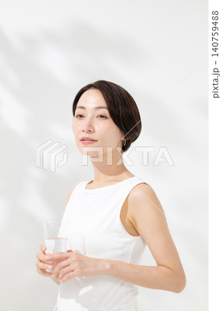 水を飲む女性 140759488