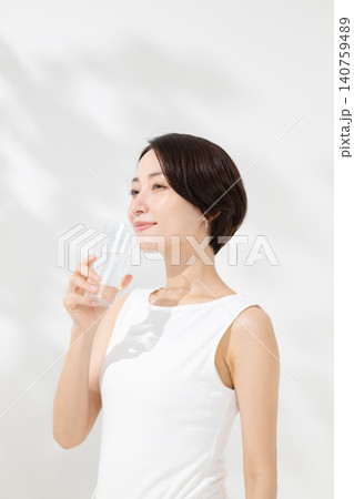 水を飲む女性 140759489