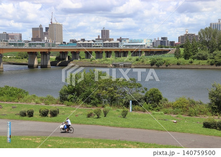 夏の荒川:新荒川大橋と自転車(東京都北区側) 夏の荒川:新荒川大橋と自転車(東京都北区側) 140759500