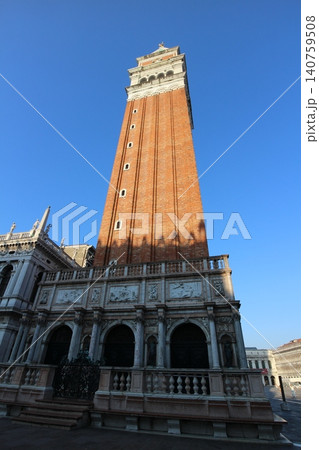 イタリア ヴェネツィア旧市街 早朝のサンマルコ鐘楼 イタリア ヴェネツィア旧市街 早朝のサンマルコ鐘楼 140759508