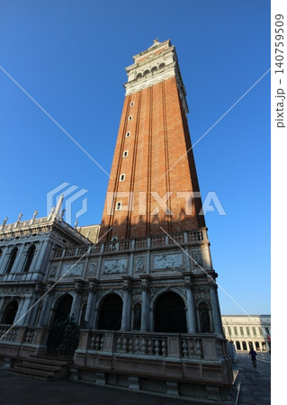 イタリア ヴェネツィア旧市街 早朝のサンマルコ鐘楼 イタリア ヴェネツィア旧市街 早朝のサンマルコ鐘楼 140759509