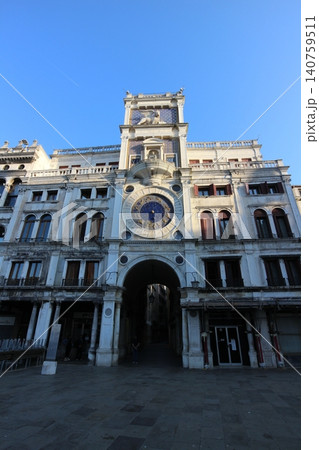 イタリア ヴェネツィア旧市街 早朝のサン・マルコ時計塔 イタリア ヴェネツィア旧市街 早朝のサン・マルコ時計塔 140759511