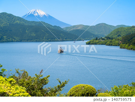 恩賜箱根公園の弁天の鼻展望台から見える富士山と芦ノ湖を渡る海賊船が見える風景 140759575