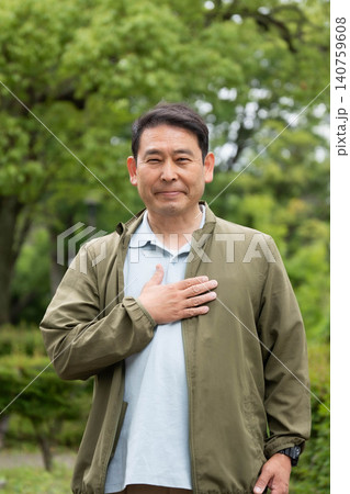 自信をアピールする男性 自信をアピールする男性 140759608