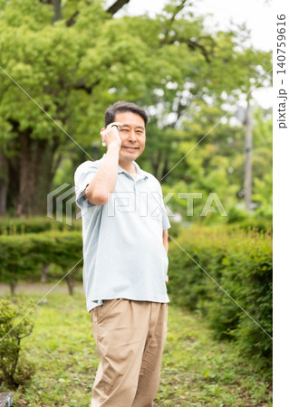 電話をかける男性 電話をかける男性 140759616