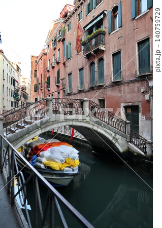 イタリア　ヴェネツィア旧市街　早朝のサンマルコ地区の運河と橋 140759729
