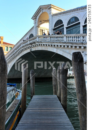 イタリア ヴェネツィア旧市街 早朝のリアルト橋 イタリア ヴェネツィア旧市街 早朝のリアルト橋 140759735
