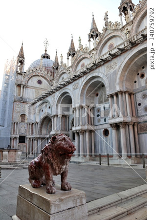 イタリア ヴェネツィア旧市街 早朝のサン・マルコ寺院 イタリア ヴェネツィア旧市街 早朝のサン・マルコ寺院 140759792