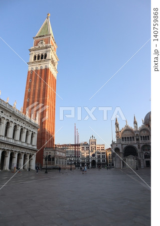 イタリア ヴェネツィア旧市街 早朝のサンマルコ鐘楼 イタリア ヴェネツィア旧市街 早朝のサンマルコ鐘楼 140759868