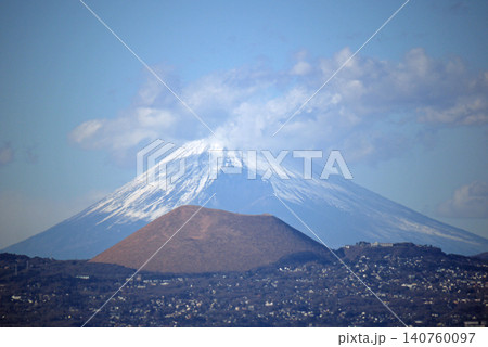 伊豆沖から眺めた大室山と富士山の景色 140760097