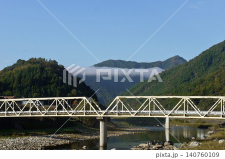 安佐北区大田川に架かる橋と山の景色 安佐北区大田川に架かる橋と山の景色 140760109