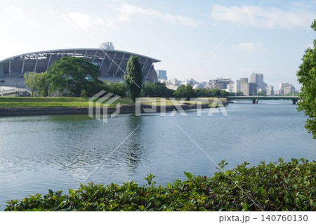 広島太田川とサッカースタジアムの景色 140760130