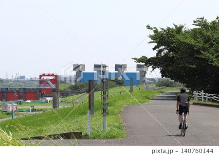 夏の荒川土手と岩淵水門(東京都北区) 夏の荒川土手と岩淵水門(東京都北区) 140760144