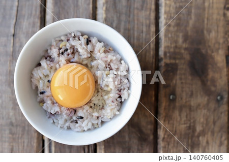 十六穀ご飯の卵かけご飯 生たまご 十六穀ご飯の卵かけご飯 生たまご 140760405