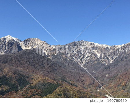 白馬の秋景色と雪化粧した山並み 白馬の秋景色と雪化粧した山並み 140760430