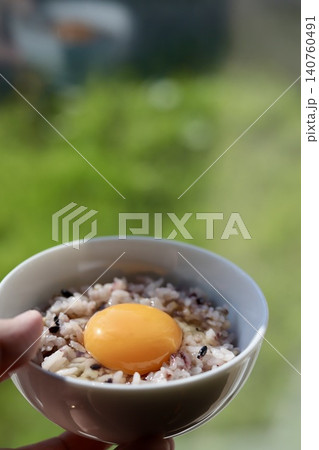 窓辺で食べる十六穀ご飯の卵かけご飯 生たまご 窓辺で食べる十六穀ご飯の卵かけご飯 生たまご 140760491